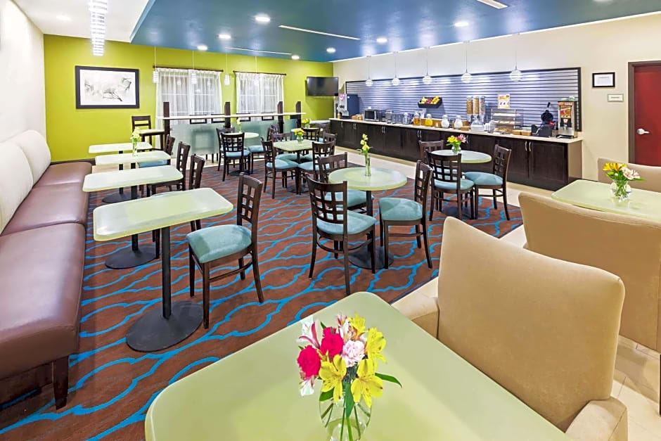 La Quinta by Wyndham Floresville