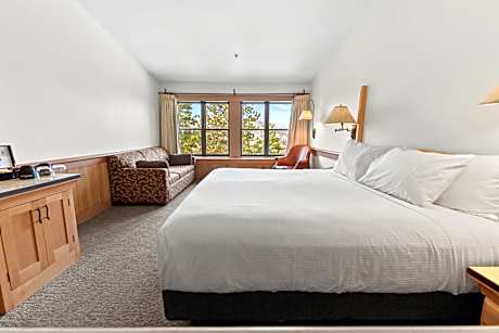 Two Queens - Main Lodge with Mountain