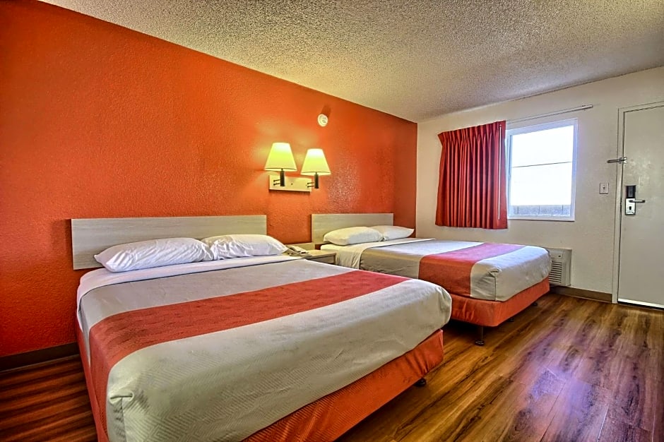 Motel 6 Fresno Blackstone South – Fresno, CA