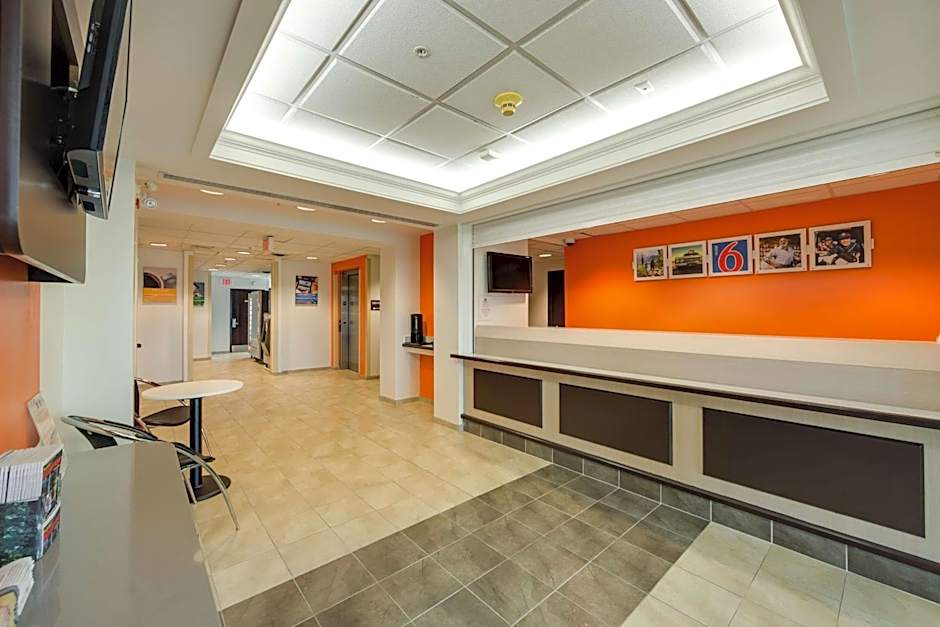 Motel 6-Brampton, ON - Toronto