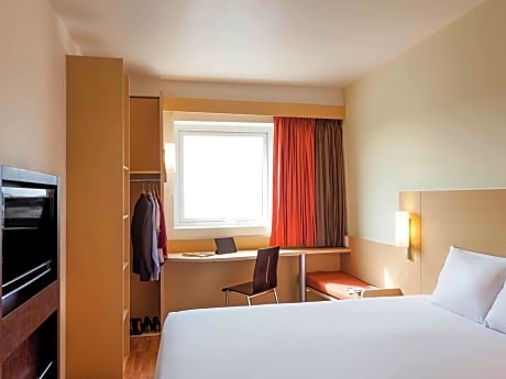 Standard Queen Room