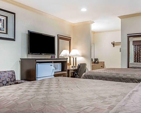 2 Queen Beds, Smoking