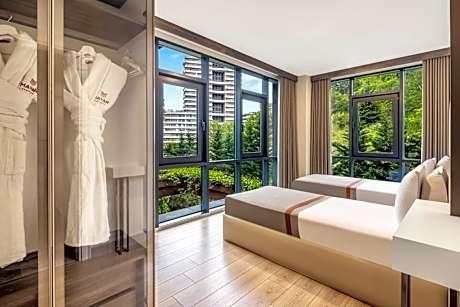 Deluxe Three-Bedroom Apartment with Balcony