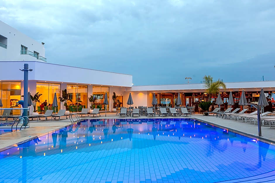 Limanaki Beach Hotel & Suites