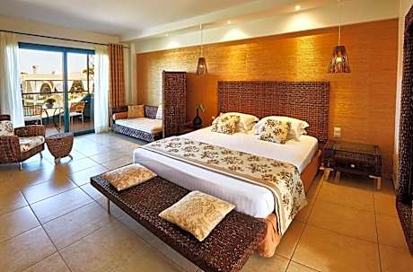 Junior Suite with  Side Sea View