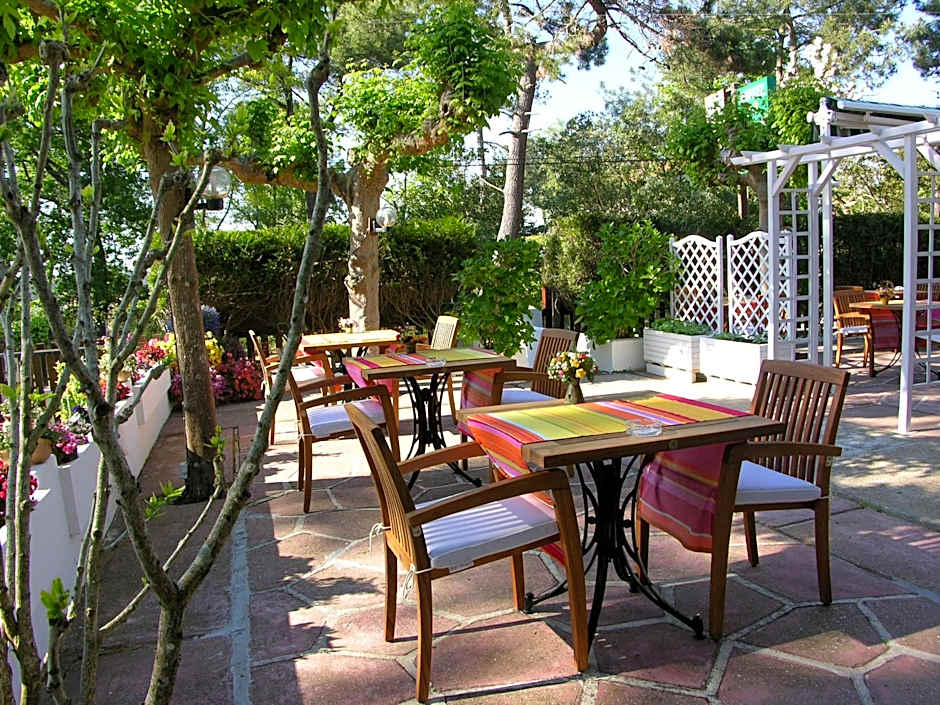 Logis Hotel Emeraude des Bois