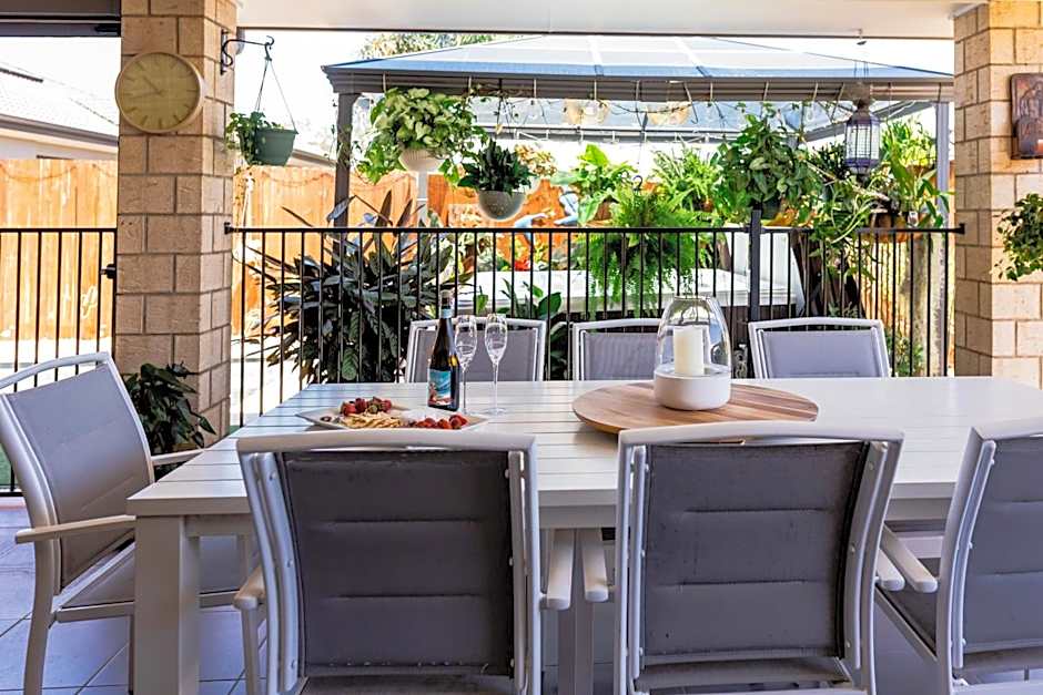 Entertainer's Paradise! Child & pet friendly Pool spa, movie room - close to Australia Zoo