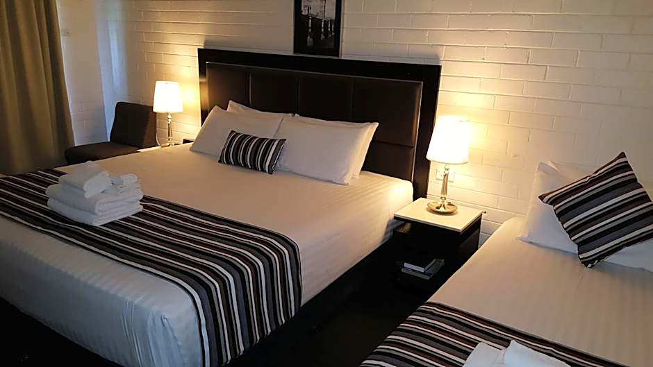 Hibiscus Lakeside Motel