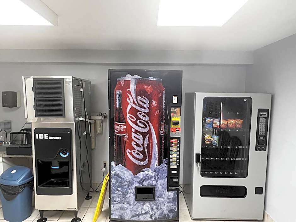 Super 8 by Wyndham Cleveland TX