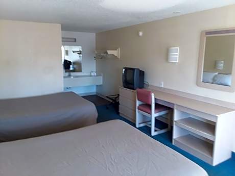 Queen Room with Two Queen Beds - Smoking