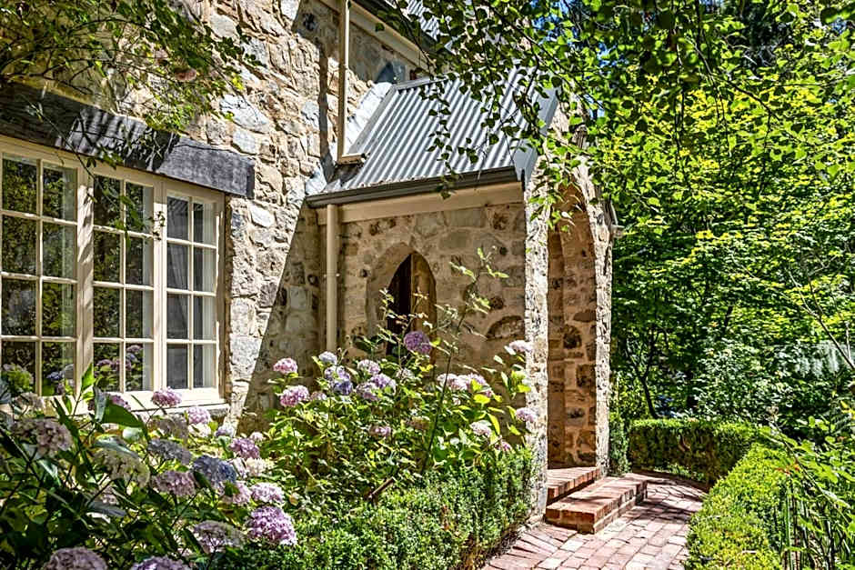 FROGWELL HOLLOW immerse into an idyllic fairytale