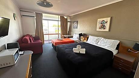 Executive Queen and single with Balcony (Upstairs)