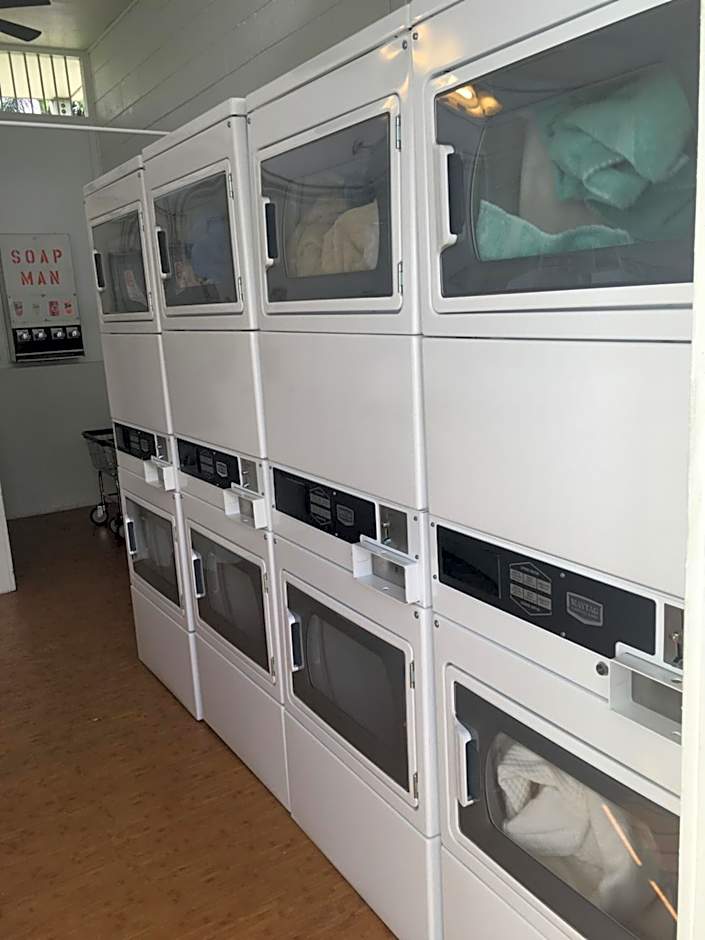 Kona Islander Inn - Prime Downtown Location with Hot Tub, Pool & Beach