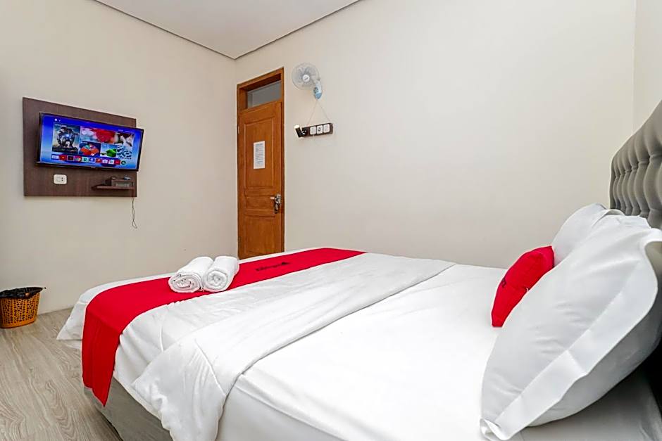 RedDoorz at WR Supratman Batu