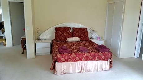 Queen Room with Private Bathroom and a Deck with Garden and Sea Views - Magenta