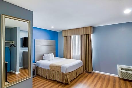 Efficiency Queen Suite - Non-Smoking