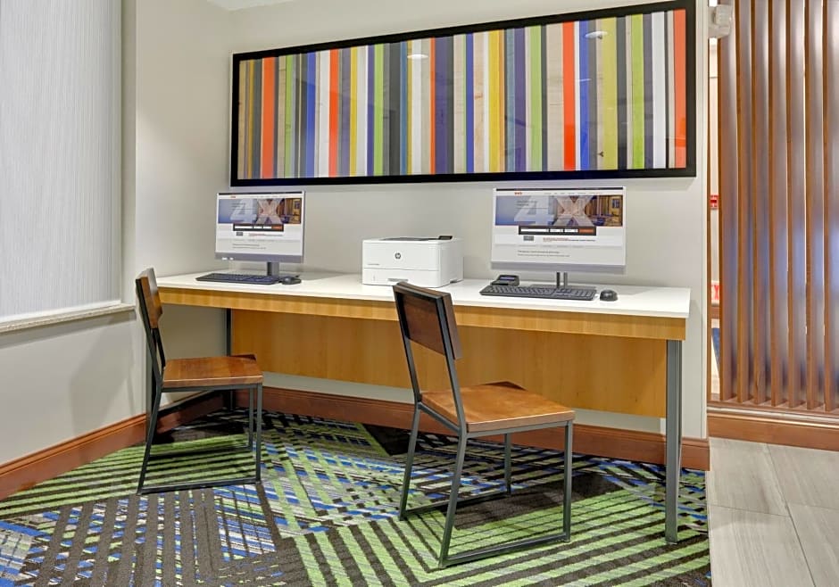 Holiday Inn Express & Suites Mitchell By IHG
