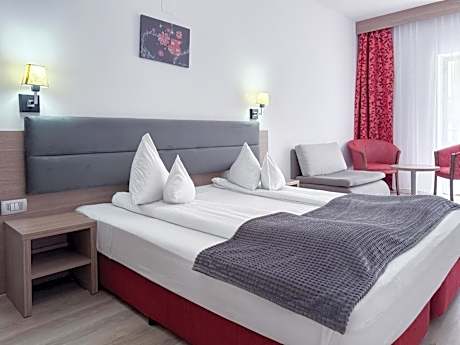 Deluxe Double or Twin Room with Pool Access