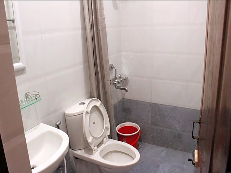 HelloStay Hotel 7504 Priya Kahravel Nagar