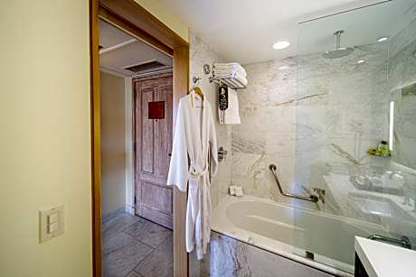 1 King Classic Pool View