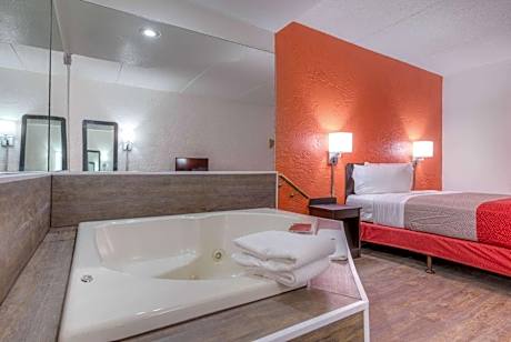 Queen Suite with Spa Bath - Non-Smoking