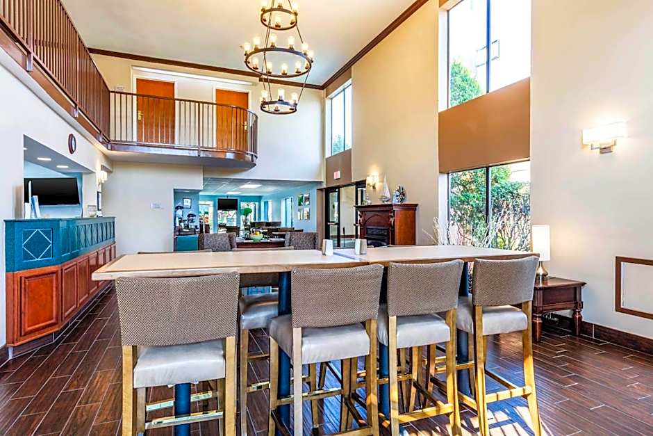 Quality Suites Paducah I-24