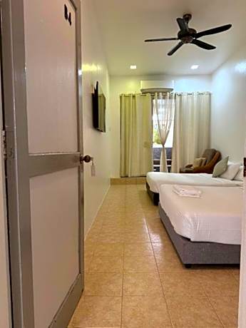 Quadruple Room with Private Bathroom