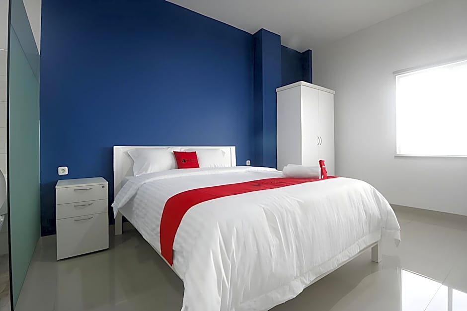 RedDoorz Plus near Living Plaza Jababeka