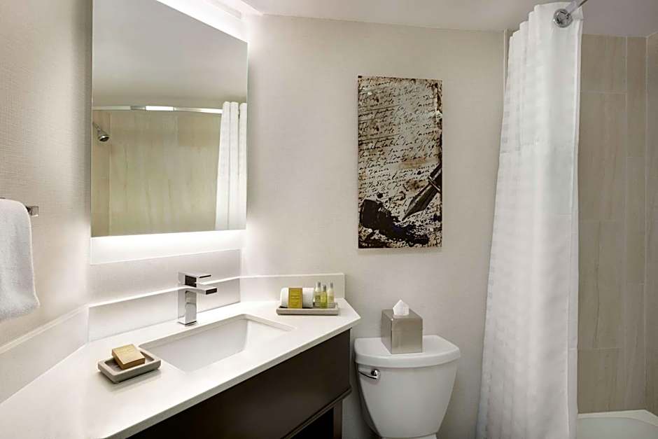 DoubleTree by Hilton McLean Tysons