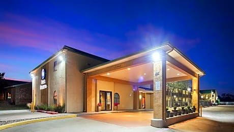 Best Western Cedar Inn