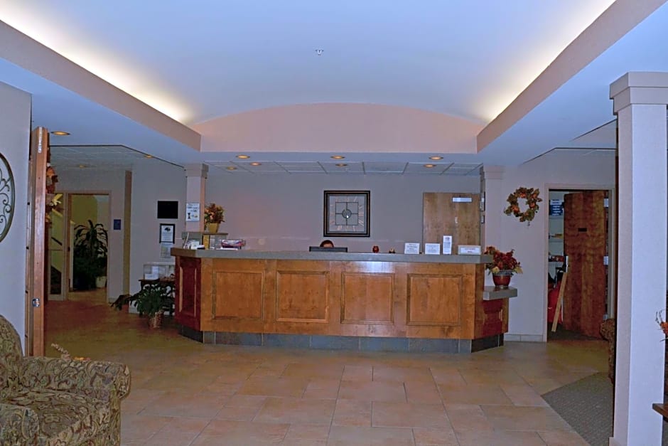 Paola Inn and Suites