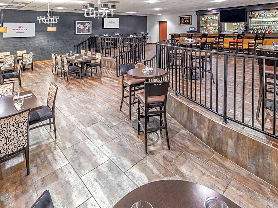 Crowne Plaza Milwaukee Airport by IHG
