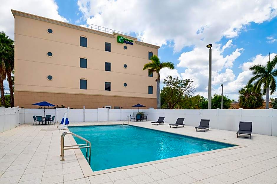 Holiday Inn Express & Suites Boynton Beach West By IHG