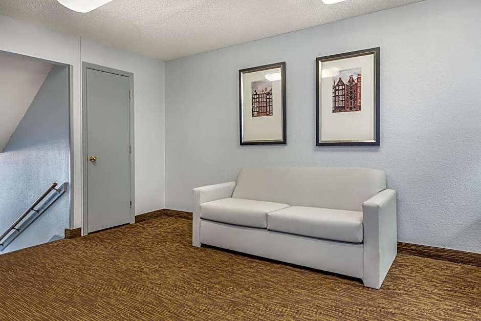 HomeTowne Studios & Suites by Red Roof Greensboro