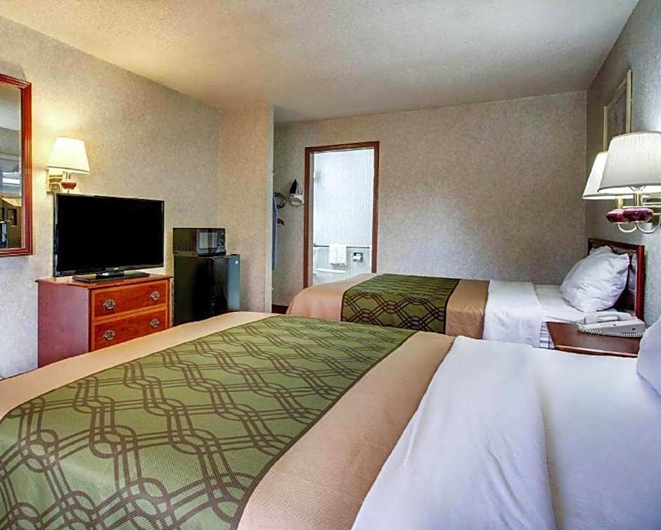 Econo Lodge Inn & Suites Forest