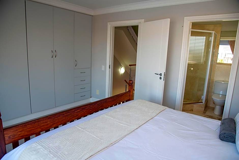 WATERFRONT 2 BR Home with mooring at Knysna Quays - life on the water