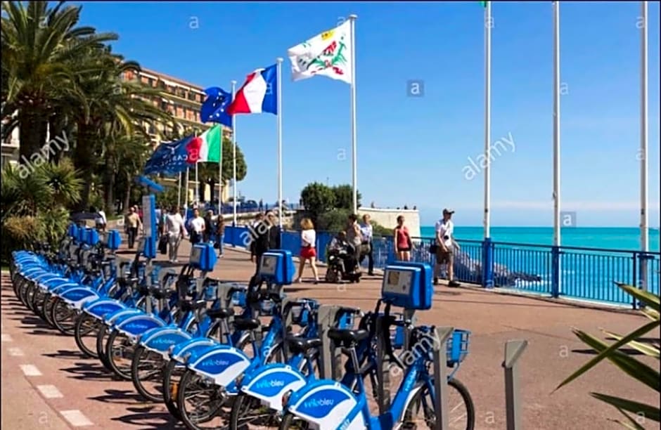Great and light private room in the heart of Nice