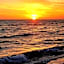 Searenity, Waterside studio in the heart of Treasure Island, walk to beach