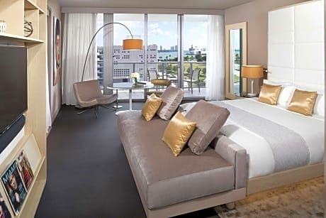 Deluxe King Room with Balcony - Bay View