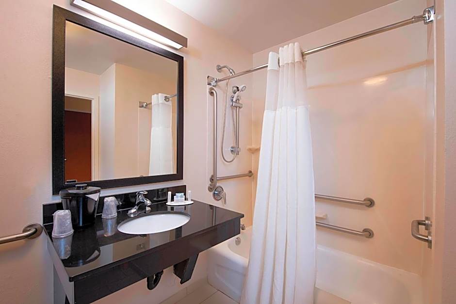 Fairfield Inn & Suites by Marriott Charleston North/University Area