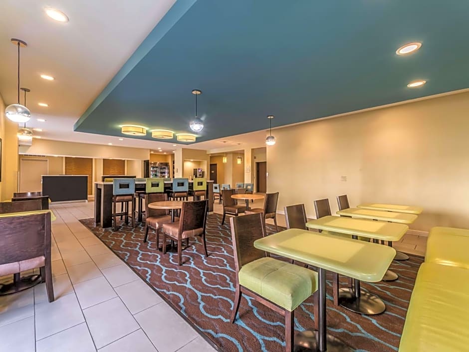 La Quinta Inn & Suites by Wyndham Collinsville - St Louis