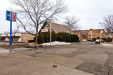 Motel 6-Libertyville, IL