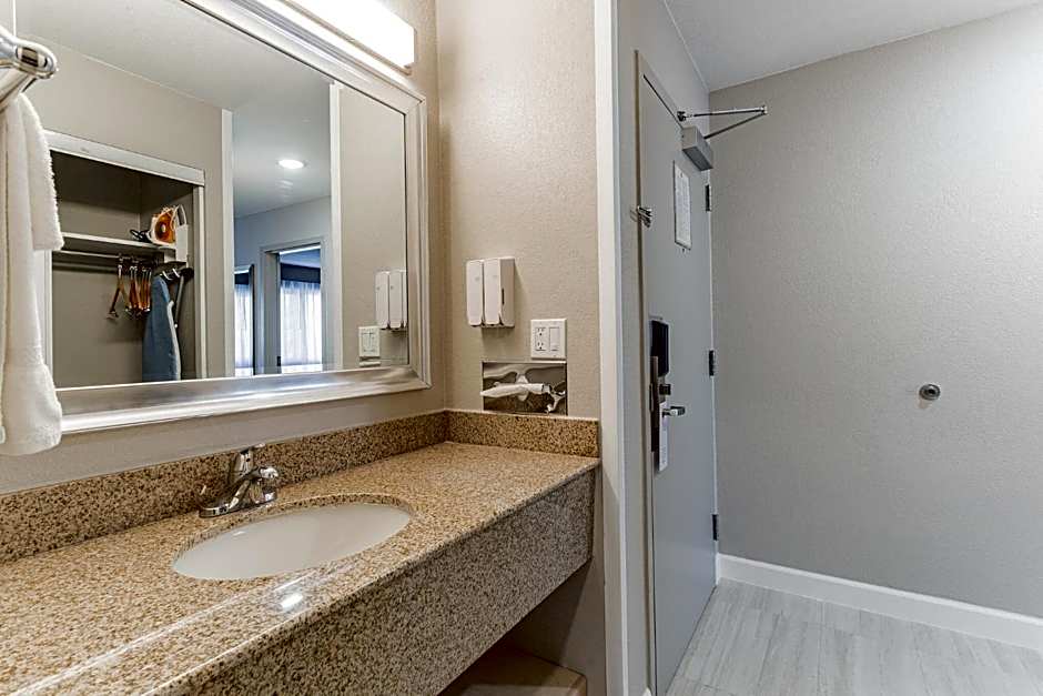 Orangewood Inn & Suites Kansas City Airport