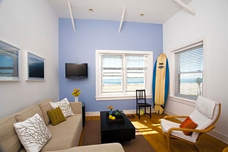 Top Floor One-Bedroom Suite with Beachfront Ocean View - 1 Queen Bed and 1 Sofa Bed