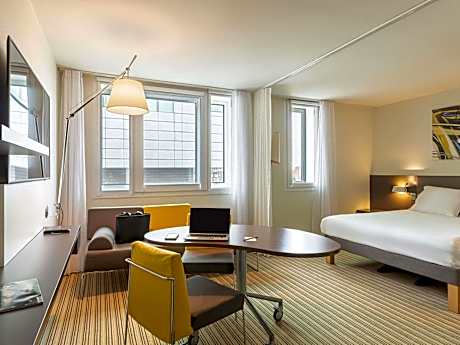 Queen-Size Bed Suite with Single Bed