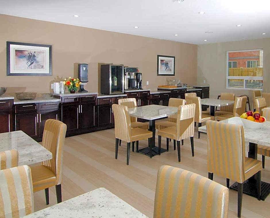 Paradise Inn and Suites Redwater