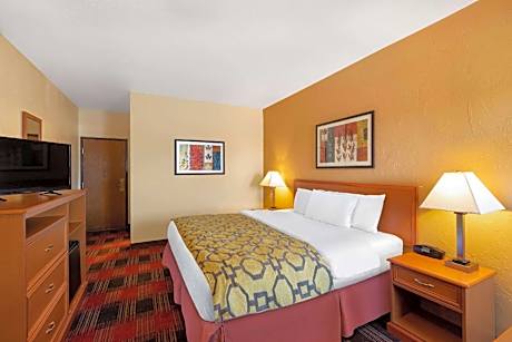 1 King Bed Non-Smoking