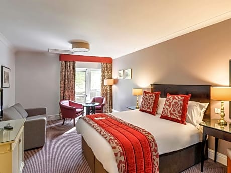 Family Room For 3 With 1 Double Bed And 1 Pull- Out Single Bed