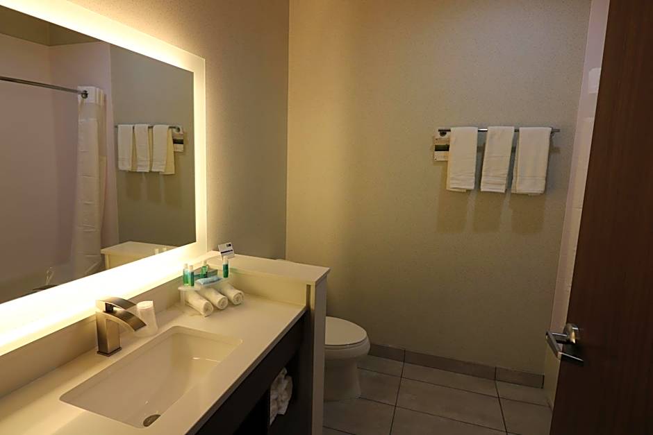 Holiday Inn Express & Suites Coffeyville By IHG