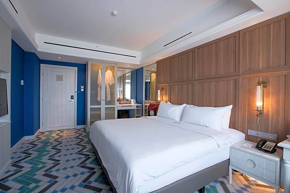 Photo 1 of 3 of Deluxe Premier 1 King Bed